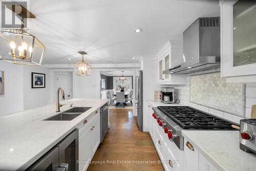 36 Mississauga Road N, Mississauga, ON - Indoor Photo Showing Kitchen With Double Sink With Upgraded Kitchen