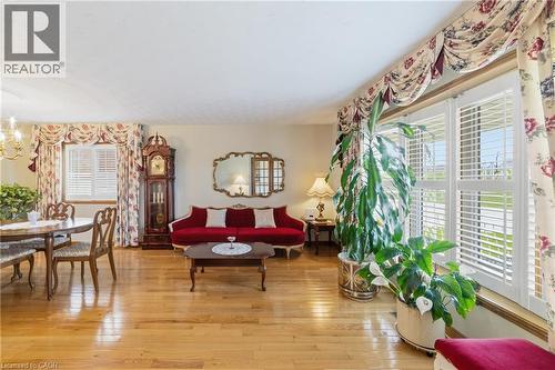 546 Dicenzo Drive, Hamilton, ON - Indoor Photo Showing Living Room
