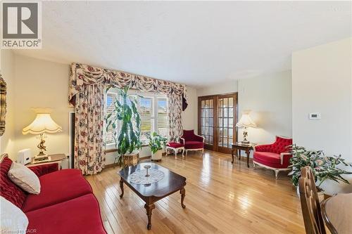 546 Dicenzo Drive, Hamilton, ON - Indoor Photo Showing Living Room