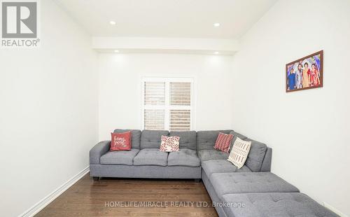 978 Barton Way, Innisfil, ON - Indoor Photo Showing Living Room