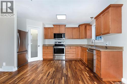 211 N Avenue N, Saskatoon, SK - Indoor Photo Showing Kitchen With Double Sink