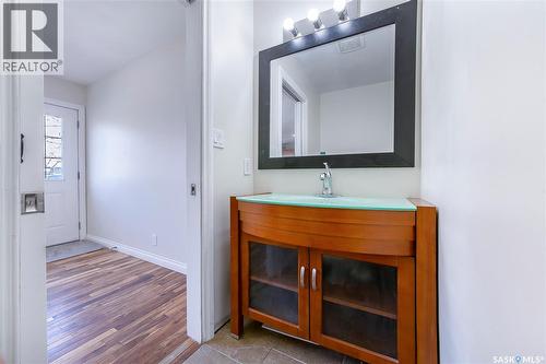 211 N Avenue N, Saskatoon, SK - Indoor Photo Showing Bathroom