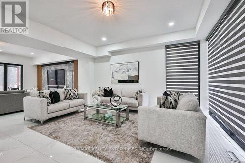 4511 Guelph Line, Burlington, ON - Indoor Photo Showing Living Room