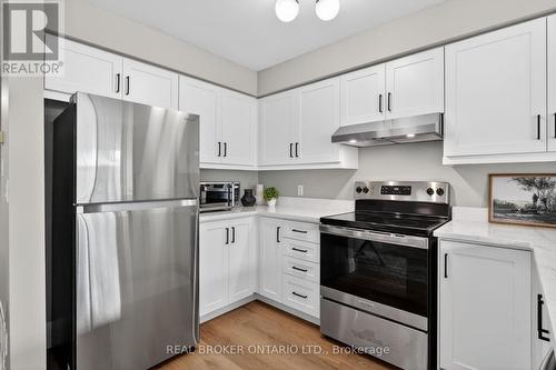 7048 Frontier Ridge, Mississauga, ON - Indoor Photo Showing Kitchen With Stainless Steel Kitchen