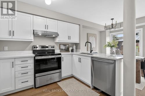 7048 Frontier Ridge, Mississauga, ON - Indoor Photo Showing Kitchen