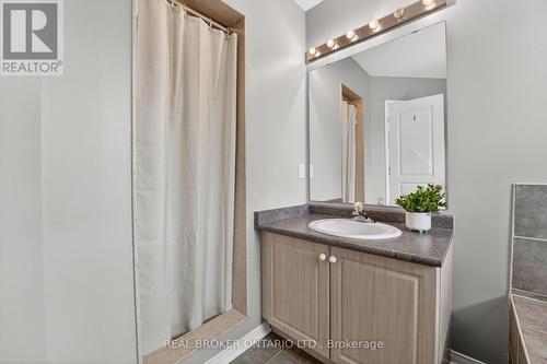 7048 Frontier Ridge, Mississauga, ON - Indoor Photo Showing Bathroom