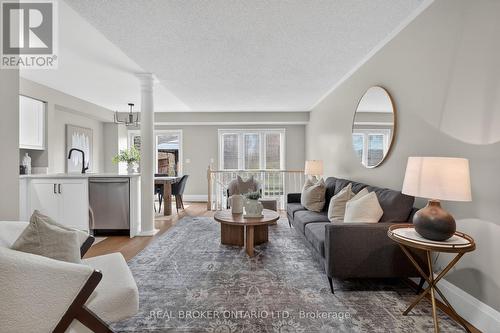 7048 Frontier Ridge, Mississauga, ON - Indoor Photo Showing Living Room