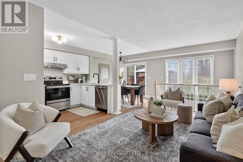 7048 Frontier Ridge, Mississauga, ON - Indoor Photo Showing Living Room