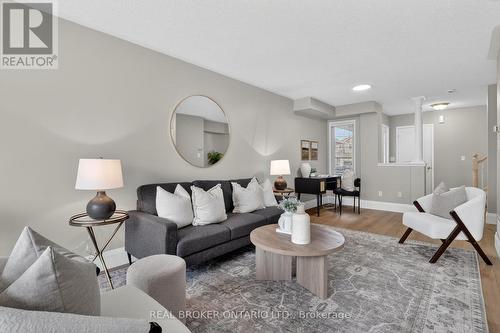 7048 Frontier Ridge, Mississauga, ON - Indoor Photo Showing Living Room
