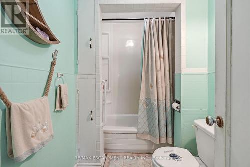 66 East 32Nd Street, Hamilton, ON - Indoor Photo Showing Bathroom