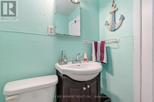 66 East 32Nd Street, Hamilton, ON - Indoor Photo Showing Bathroom
