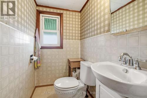 66 East 32Nd Street, Hamilton, ON - Indoor Photo Showing Bathroom