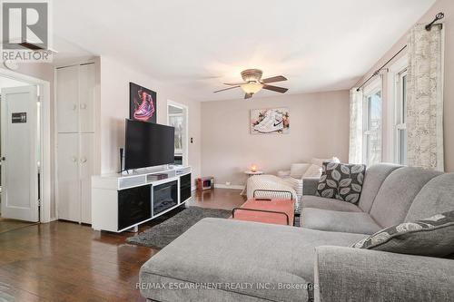 66 East 32Nd Street, Hamilton, ON - Indoor Photo Showing Living Room