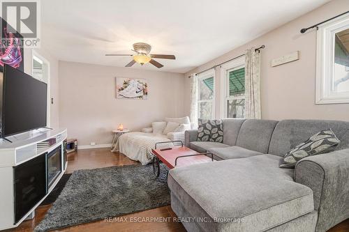 66 East 32Nd Street, Hamilton, ON - Indoor Photo Showing Living Room