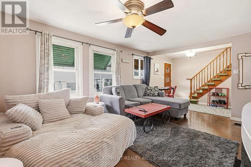 66 East 32Nd Street, Hamilton, ON - Indoor Photo Showing Living Room