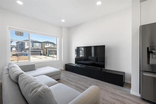 98 Twintree Way, Winnipeg, MB - Indoor Photo Showing Living Room
