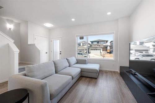 98 Twintree Way, Winnipeg, MB - Indoor Photo Showing Living Room