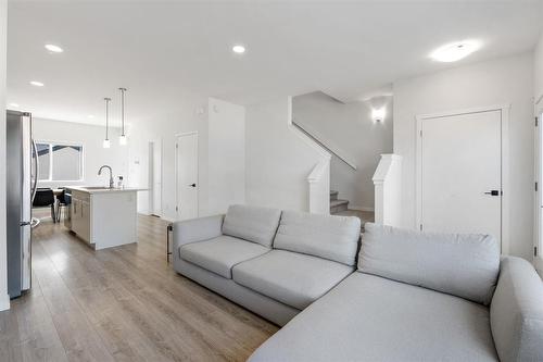 98 Twintree Way, Winnipeg, MB - Indoor Photo Showing Living Room