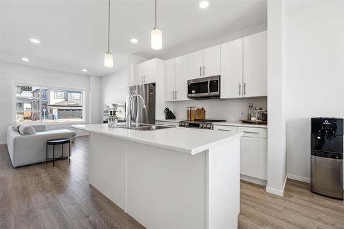 98 Twintree Way, Winnipeg, MB - Indoor Photo Showing Kitchen With Double Sink With Upgraded Kitchen