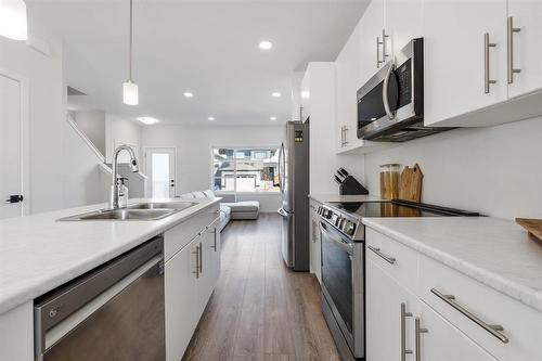 98 Twintree Way, Winnipeg, MB - Indoor Photo Showing Kitchen With Double Sink With Upgraded Kitchen