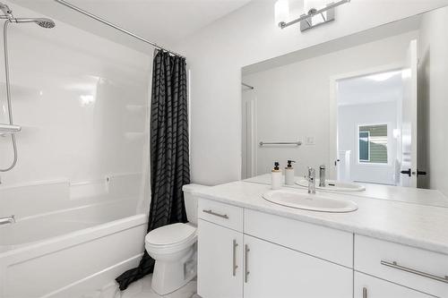 98 Twintree Way, Winnipeg, MB - Indoor Photo Showing Bathroom
