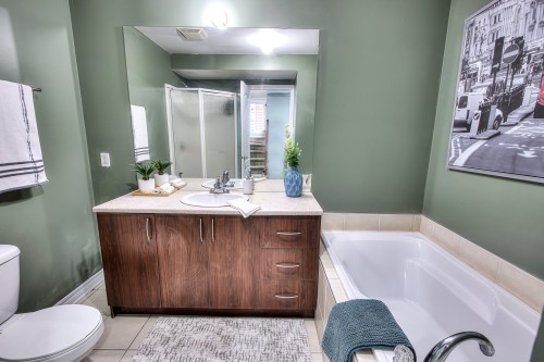 Bathroom - 596 Rue Étienne-Lavoie, Laval (Sainte-Dorothée), QC - Indoor Photo Showing Bathroom