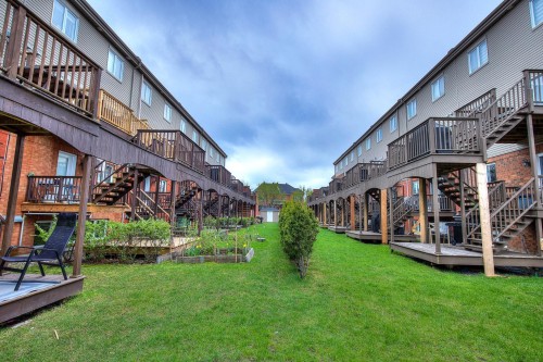 Garden - 596 Rue Étienne-Lavoie, Laval (Sainte-Dorothée), QC - Outdoor With Balcony With Exterior