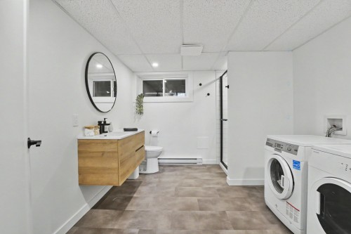 Salle de bains - 368 Rue Edgewood, Rosemère, QC - Indoor Photo Showing Laundry Room