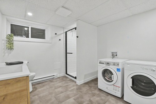 Salle de bains - 368 Rue Edgewood, Rosemère, QC - Indoor Photo Showing Laundry Room