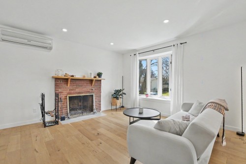 Salon - 368 Rue Edgewood, Rosemère, QC - Indoor Photo Showing Living Room With Fireplace