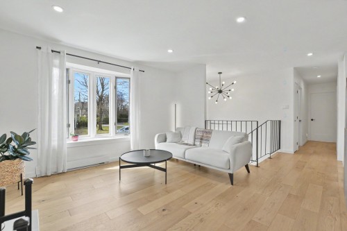 Salon - 368 Rue Edgewood, Rosemère, QC - Indoor Photo Showing Other Room