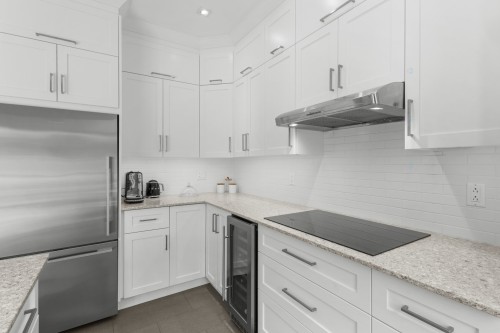 Cuisine - 107 Av. Dresden, Mont-Royal, QC - Indoor Photo Showing Kitchen With Upgraded Kitchen
