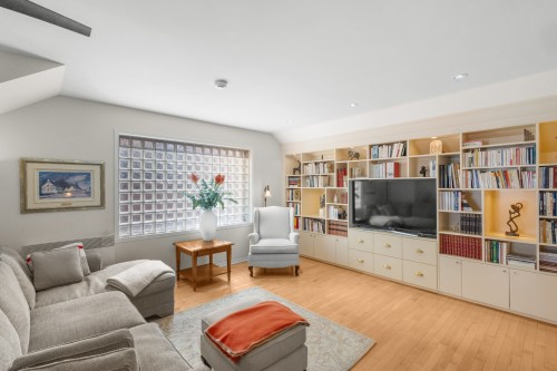 Salle familiale - 107 Av. Dresden, Mont-Royal, QC - Indoor Photo Showing Living Room