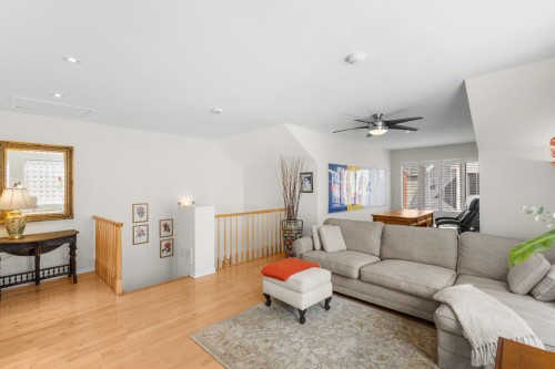 Salle familiale - 107 Av. Dresden, Mont-Royal, QC - Indoor Photo Showing Living Room