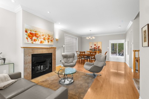 Vue d'ensemble - 107 Av. Dresden, Mont-Royal, QC - Indoor Photo Showing Living Room With Fireplace