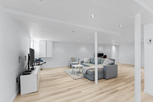 Salle familiale - 237 Av. Vinet, Dorval, QC - Indoor