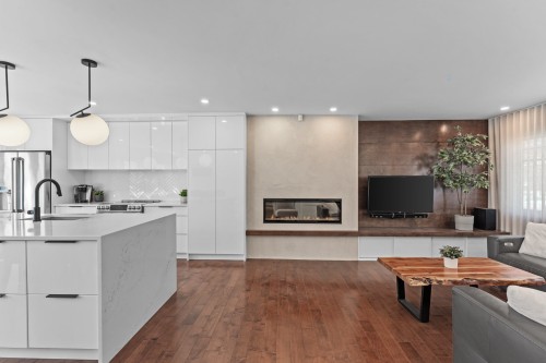 Salon - 237 Av. Vinet, Dorval, QC - Indoor Photo Showing Kitchen With Upgraded Kitchen