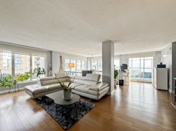 705-8145 Boul. St-Laurent Brossard, QC J4X 2A3