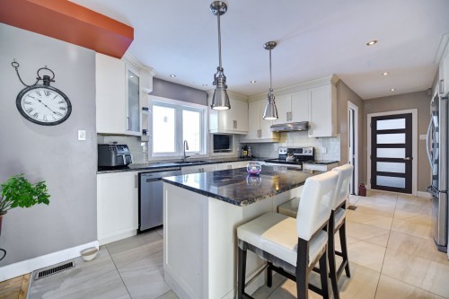 Kitchen - 5375 Boul. Des Mille-Îles, Laval (Saint-François), QC - Indoor Photo Showing Kitchen With Upgraded Kitchen