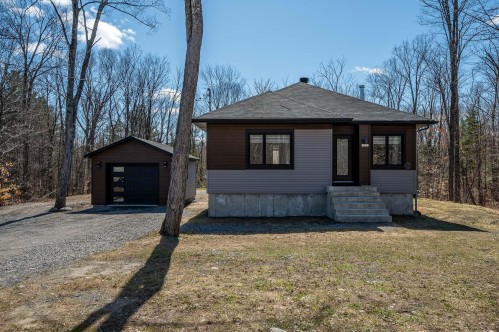 45 Rue de l'Affluent  Saint-Hippolyte, QC J8A 0G5