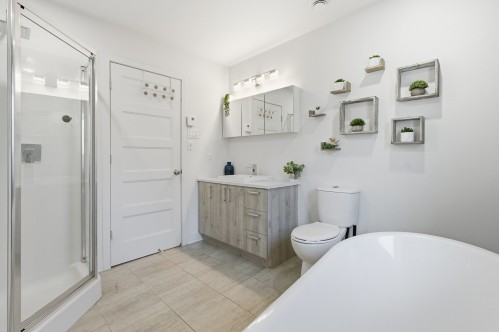 Salle de bains - 45 Rue De L'Affluent, Saint-Hippolyte, QC - Indoor Photo Showing Bathroom