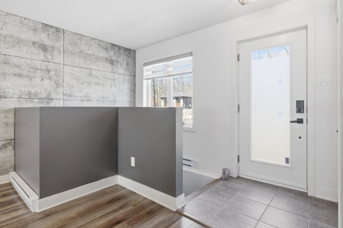 Hall d'entrée/Vestibule - 45 Rue De L'Affluent, Saint-Hippolyte, QC - Indoor Photo Showing Other Room
