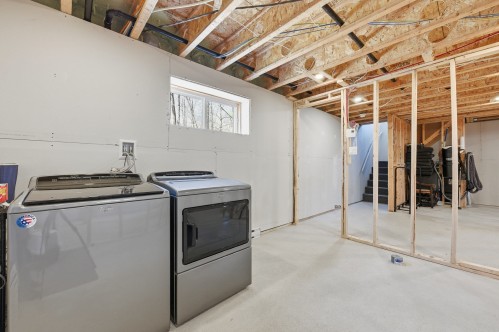 Salle de lavage - 45 Rue De L'Affluent, Saint-Hippolyte, QC - Indoor