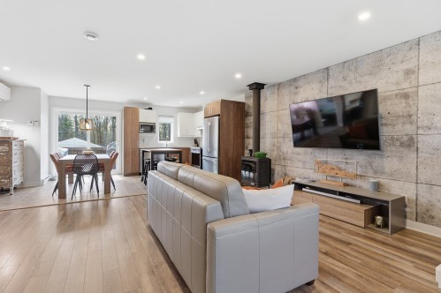 Salon - 45 Rue De L'Affluent, Saint-Hippolyte, QC - Indoor Photo Showing Living Room