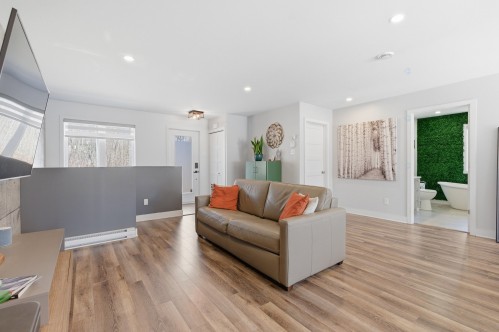 Salon - 45 Rue De L'Affluent, Saint-Hippolyte, QC - Indoor Photo Showing Living Room