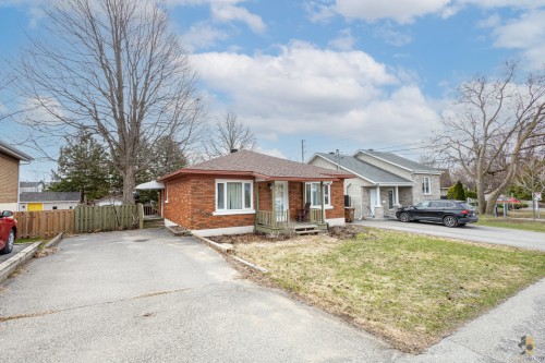 15 Rue Joly  Boisbriand, QC J7G 1N9