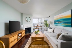 903-725 King Street WToronto, ON M5V 2W9