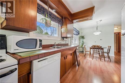 106 Ruskview Road, Kitchener, ON - Indoor Photo Showing Kitchen With Double Sink