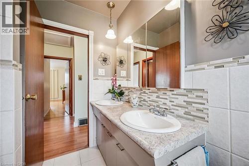 106 Ruskview Road, Kitchener, ON - Indoor Photo Showing Bathroom