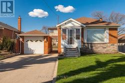 28 CROSLAND DRIVE Toronto, ON M1R 4M8